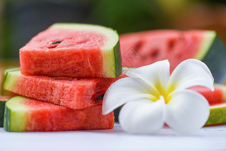 自然背景的新鲜西瓜切片和白花西瓜热带水果选择重点图片