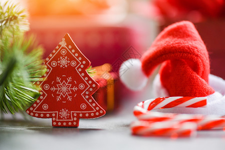 紧贴圣诞假日背景帽子和装饰品糖果甘蔗松树礼品盒节庆新年礼物图片
