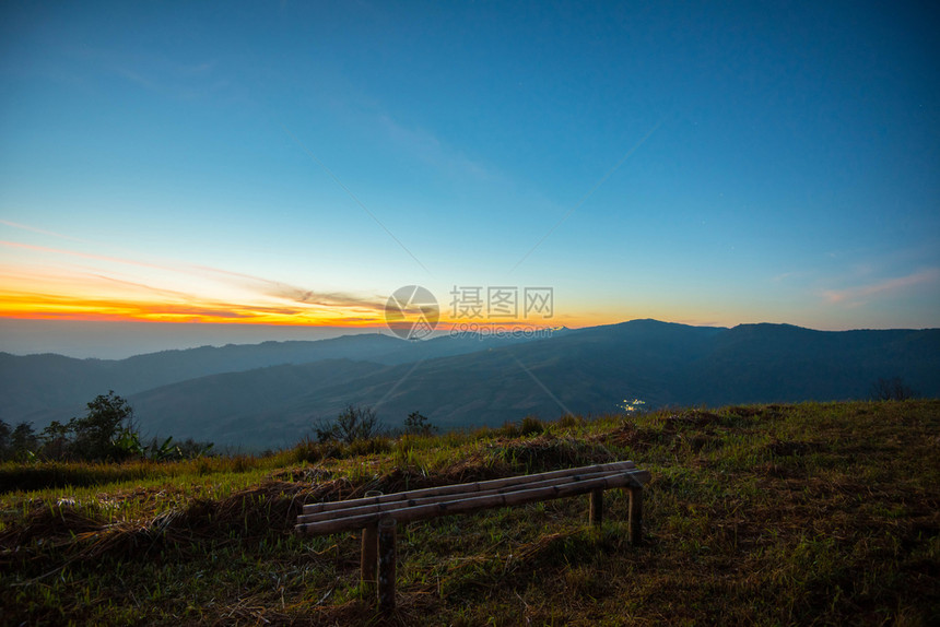 山黄蓝天空和竹凳图片