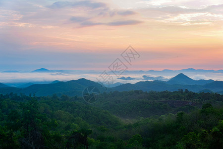 美丽的天空日出山上如月的风景晨幕下雾的山丘图片