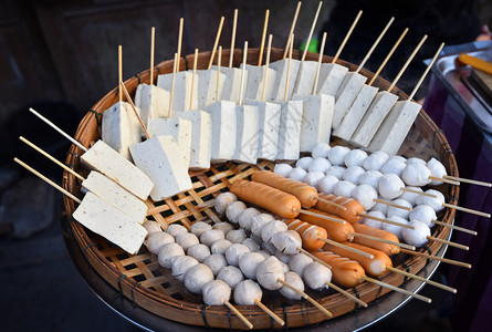 蒸菜香肠肉球白猪在蒸汽机上用竹子制成在街头食品中出售图片