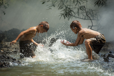 河上亚洲儿童男孩朋友在农村活生的务儿童的河水中玩乐幸福的高清图片素材