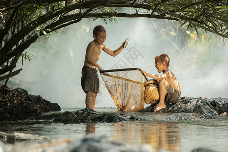 河里捉鱼男孩亚洲儿童在河流上快乐钓鱼背景
