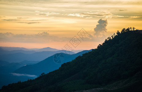 亚洲山地景观日落多彩的天空背景图片
