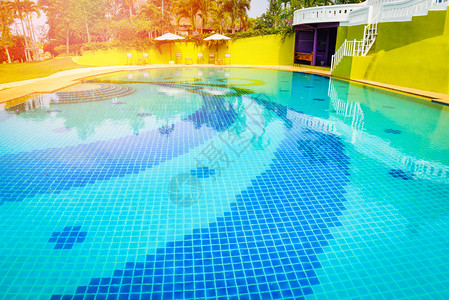 夏季在花园屋为家庭设计的游泳池水瓷砖蓝色彩现代曲线设计图片