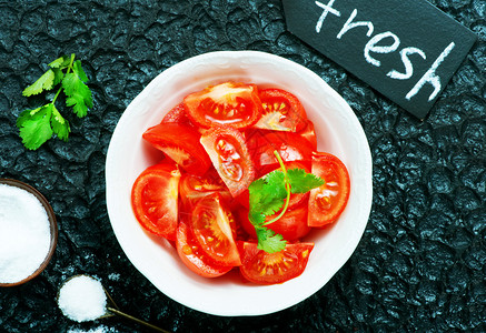 番茄沙拉盘上和桌的番茄沙拉背景图片