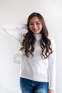 穿着白色毛衣的美丽年轻亚洲成少女的长相冬天穿白色毛衣指出背景空图片