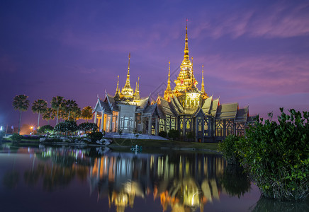 光照着水反射的阴暗影泰国WatNoneKum的LandmarkNakhonRachchasima省寺庙背景图片