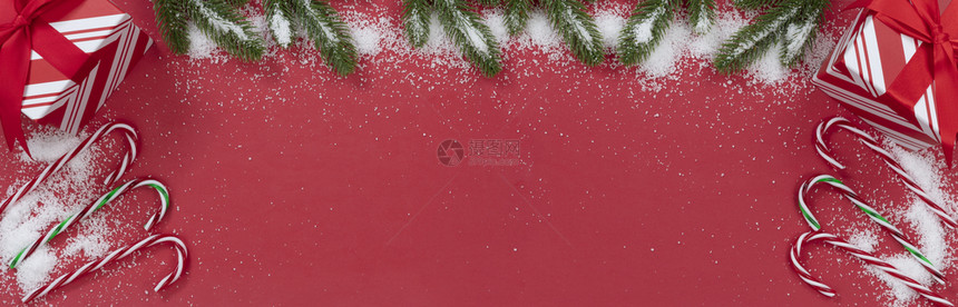 季节圣诞装饰品红底带雪的图片
