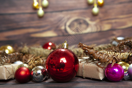 圣诞节背景装饰木板上的庆祝球背景图片