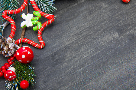 圣诞木质背景树和红装饰品圣诞怒吼绿木背景背景图片