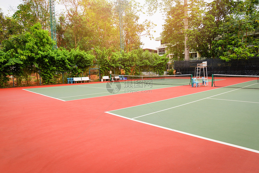 网球法庭以白线和网在户外运动图片