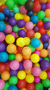 不同颜色的彩塑料玩具球图片