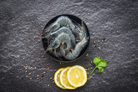 在海产食品餐厅碗虾新鲜上生用暗底的香料柠檬和菜煮饭新鲜度高清图片素材