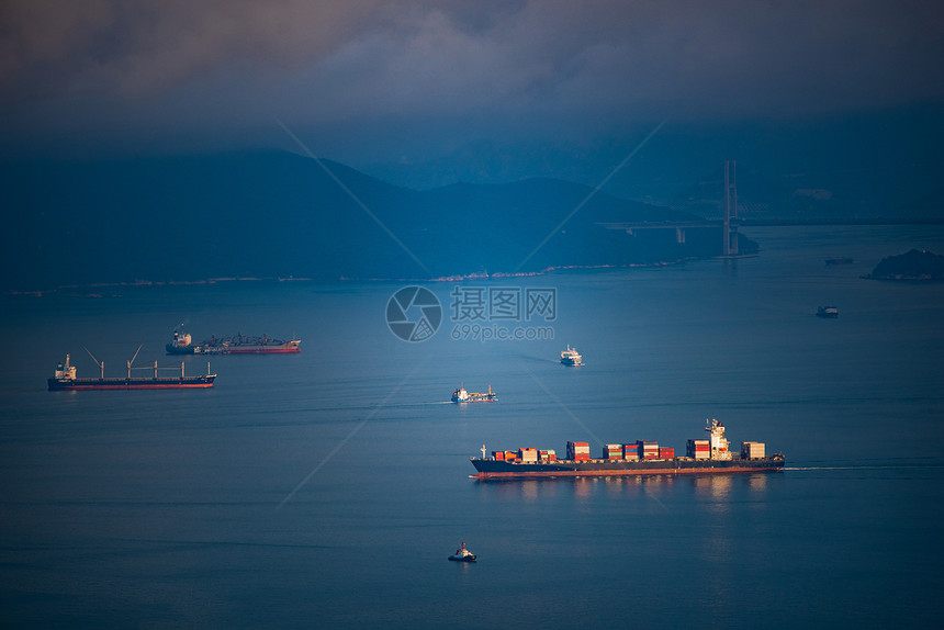 对离开香港的货船空中观察工业港集装箱货船的物流和运输货船的流出口香港图片