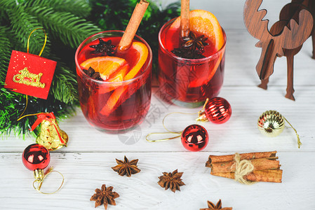 驯鹿装饰的桌子圣诞节装饰的葡萄酒美味假日像派对一样图片