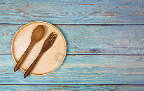 天然厨房工具木制品厨房用具餐桌背景的木板勺子和叉图片