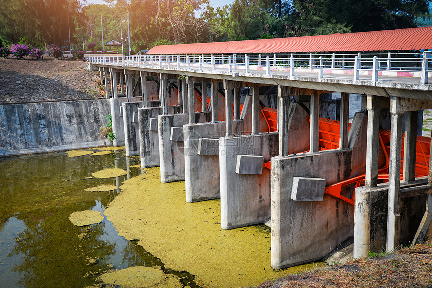 山坡上的排水坝库有运河和排水系统流向河自然图片