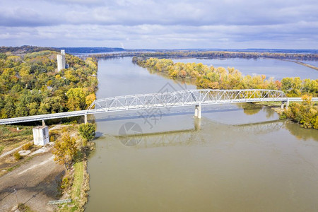 193年建造的布朗维尔大桥是位于密苏里河的一条Truss桥位于美国内布拉斯加马哈县136号公路上至密苏里州阿奇森县内布拉斯加朗维淹没高清图片素材
