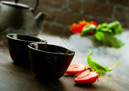 茶和新鲜的草莓药茶背景图片