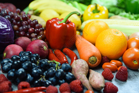 混合蔬菜和水果背景健康食品清洁健康各类新鲜成熟水果红黄和绿色蔬菜收获农产品的蔬菜市场胡椒粉高清图片素材
