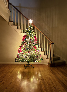 夜间在家中装饰明亮的圣诞树背景图片
