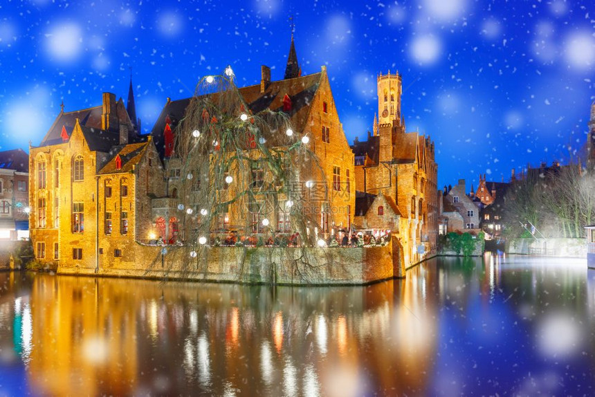 中世纪童话镇和贝尔福特塔的景象全和中世纪童话镇贝尔福特塔位于比利时布鲁日雪地之夜RozenhoedkaaiQueyRosaryR图片