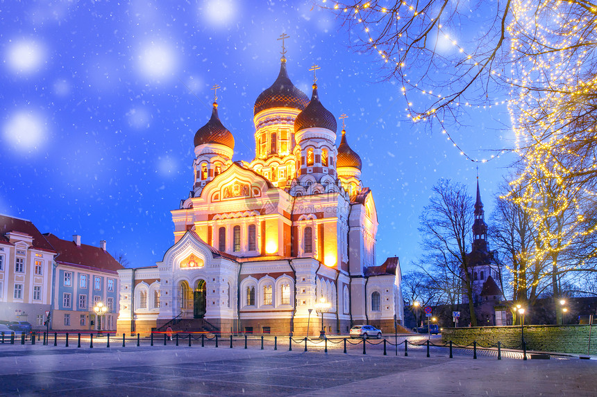 俄罗斯东正教亚历山大内夫斯基教堂和圣诞节夜照爱沙尼亚塔林晚上照亮塔林亚历山大内夫斯基教堂晚上照亮图片