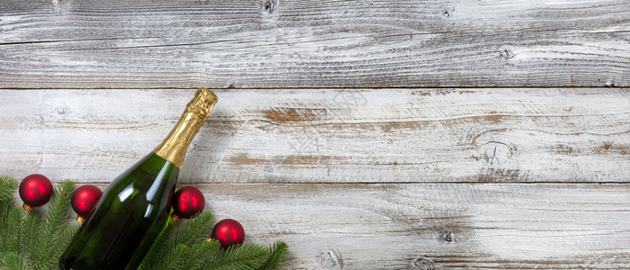 新年快乐和圣诞节概念关于冬季假日用白色风化木材作为冬季假日图片