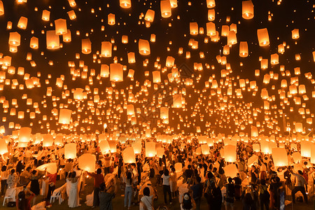 泰国人民放空浮灯或在夜里拜佛和龙圣物泰国清迈传统节Loykrathong和YiPengLanna仪式庆祝背景背景