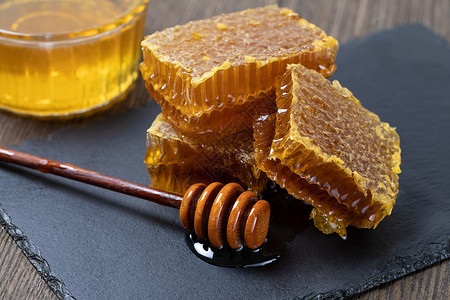 木桌上的黄蜂蜜和窝切片蜜和窝切片图片