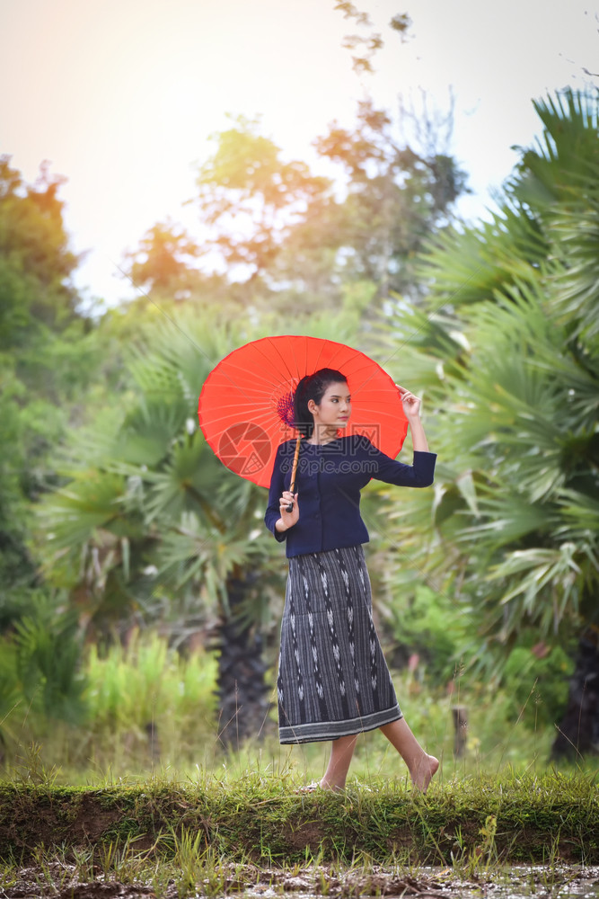 稻田美丽的年轻女肖像在农村乡手区持伞子女活人着装部落图片