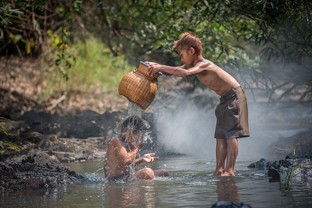 河上亚洲儿童男孩朋友在农村活生的民儿童的河水中玩乐年轻的高清图片素材
