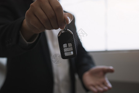 汽车销售代理商展示新车钥匙图片