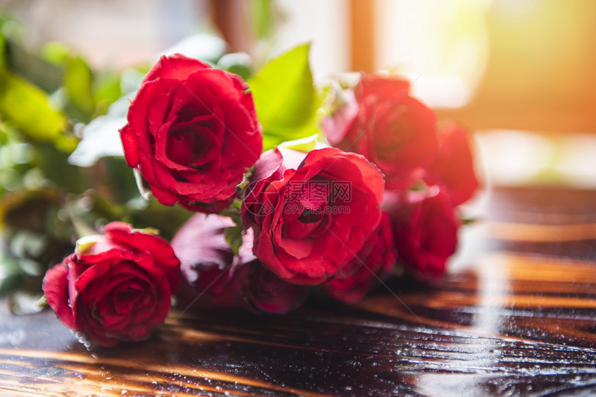 花束朵红玫瑰放在木制桌上用于情人节概念玫瑰在新娘花束图片