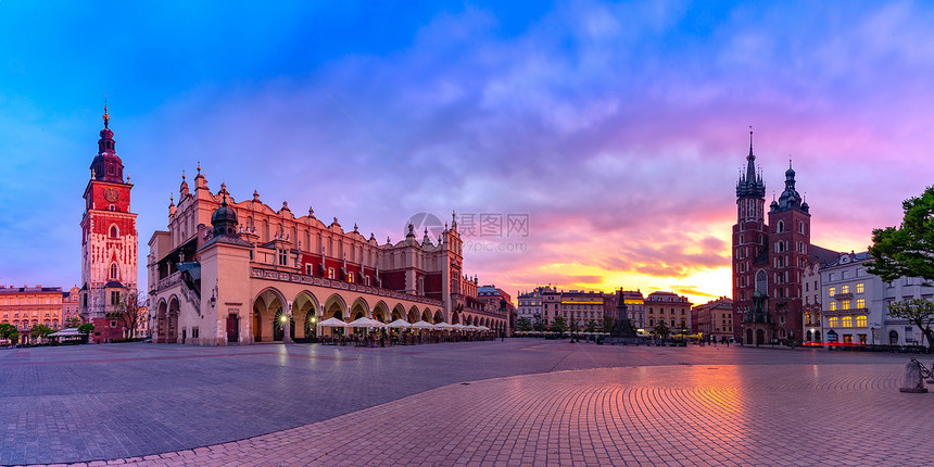 波兰克拉科夫老城的圣玛丽克洛特厅和市政大厦楼广场全景图片