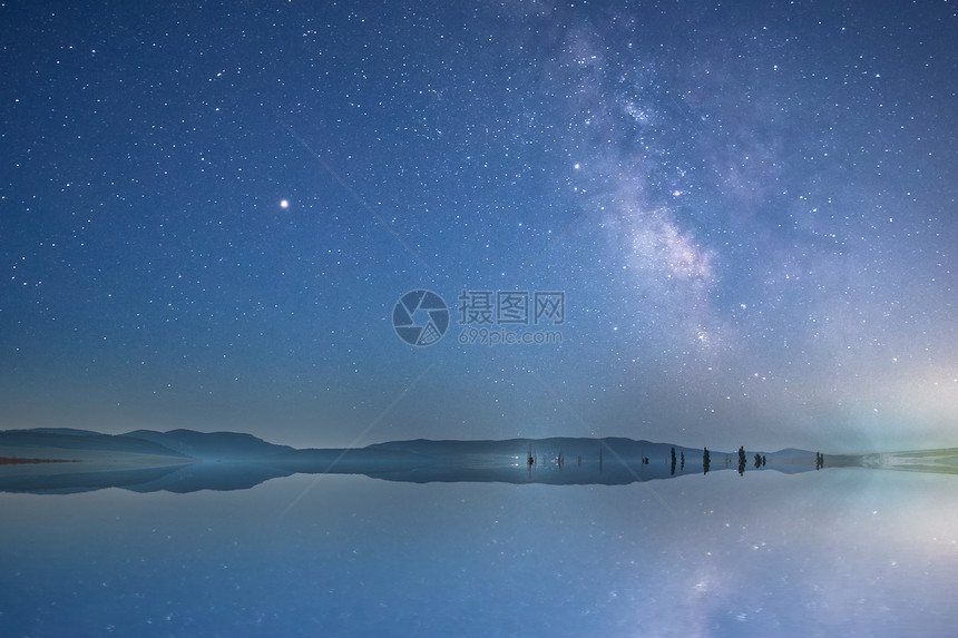 夜空与星和乳房在池塘反射图片