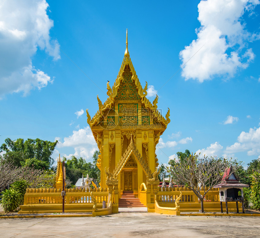 位于泰国和蓝天空背景的金色寺庙图片