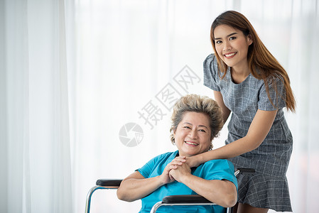 亚裔女儿或护理助帮支老年妇女或母亲祖母高清图片素材