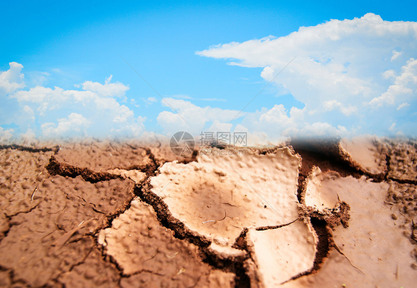 土壤碎裂和蓝云图片
