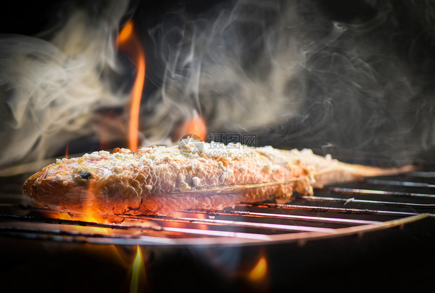 烧烤鱼关闭海鲜烤食品烧炉火上加盐深底烟雾图片