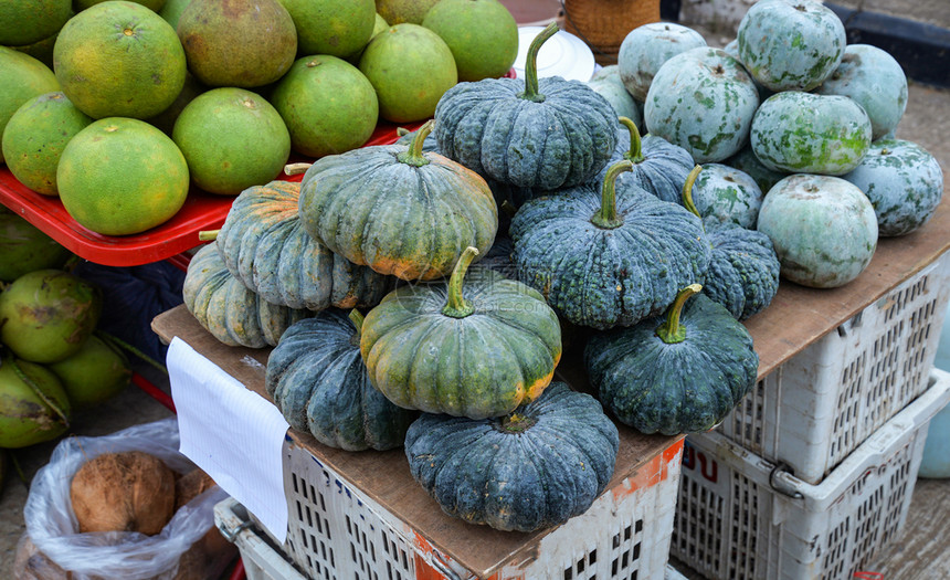 绿色南瓜冬季甜和在市场上出售的pomelo水果图片