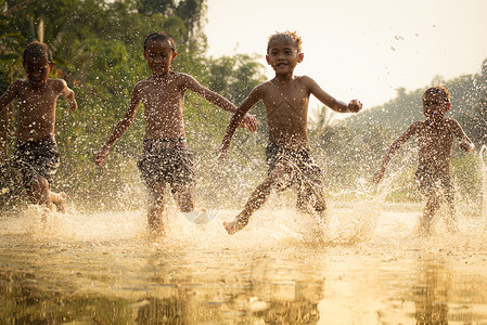 生活在农村的儿童民在水中奔跑自然高清图片素材