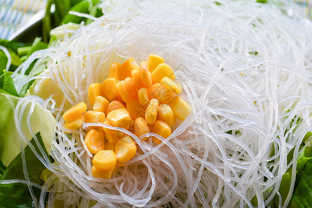 面条上的甜玉米种子和新鲜蔬菜的清晨光荣和盘托上的卷心菜粮食高清图片素材