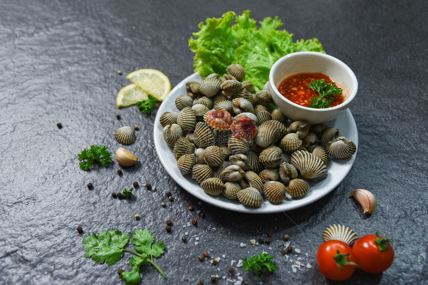 海鱼产食品板新鲜的生海洋美食晚餐和深底的草药香料图片