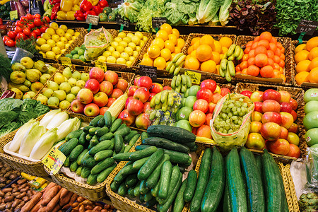 水果和蔬菜市场很多新鲜水果和蔬菜图片