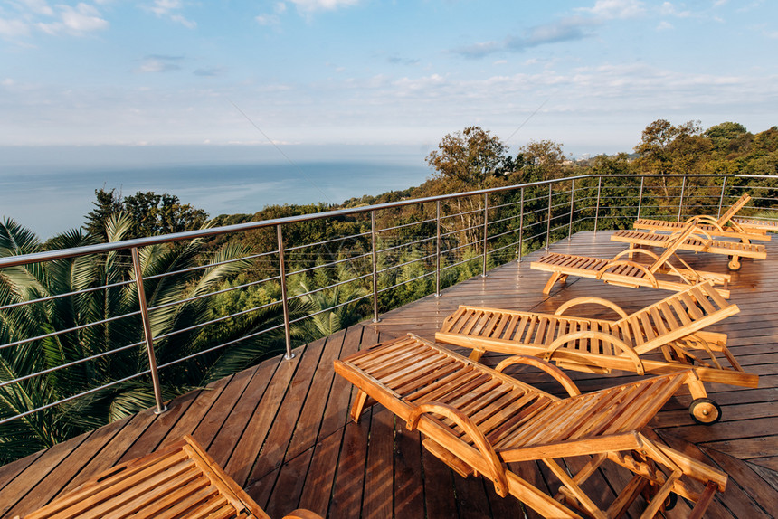 酒店木制甲板椅子对海洋或有观光图片