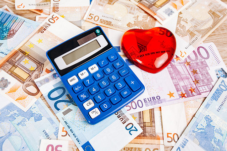 计算医疗费用的概念计算器和欧元钞票的心脏数字图片