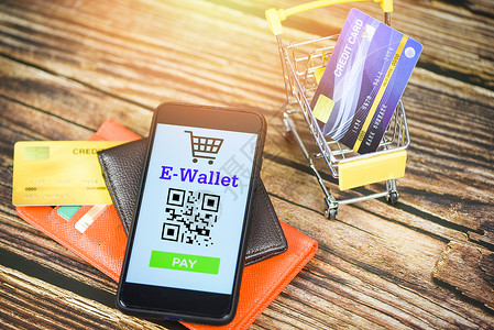 e关于智能手机的钱包应用在购物车钱包技术付费移动支在线购物概念中有信用卡的智能手机电子商务高清图片素材