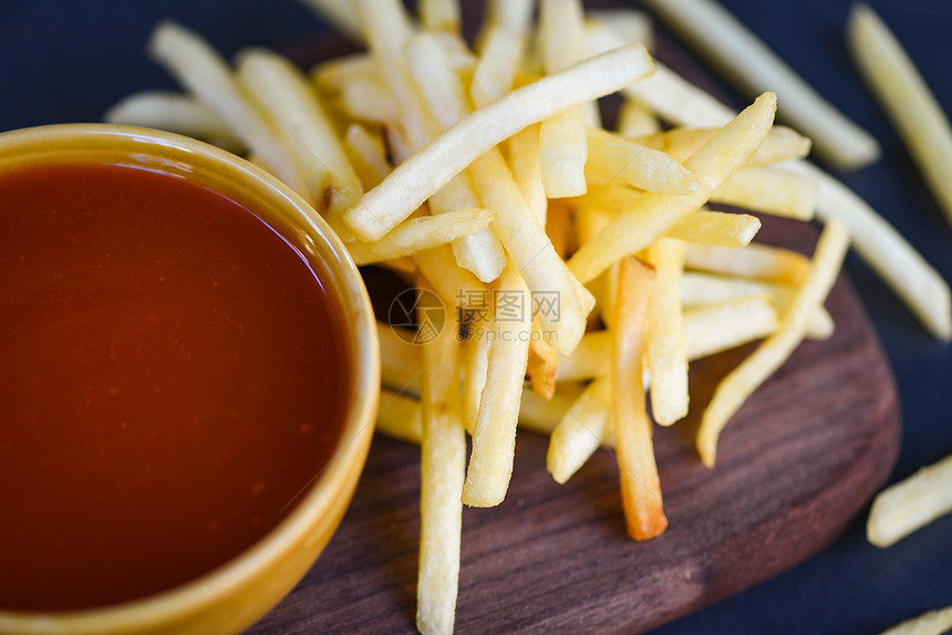 黑背景木板的薯条番茄酱french薯条用于食品或美味的意大利菜单自制原料图片
